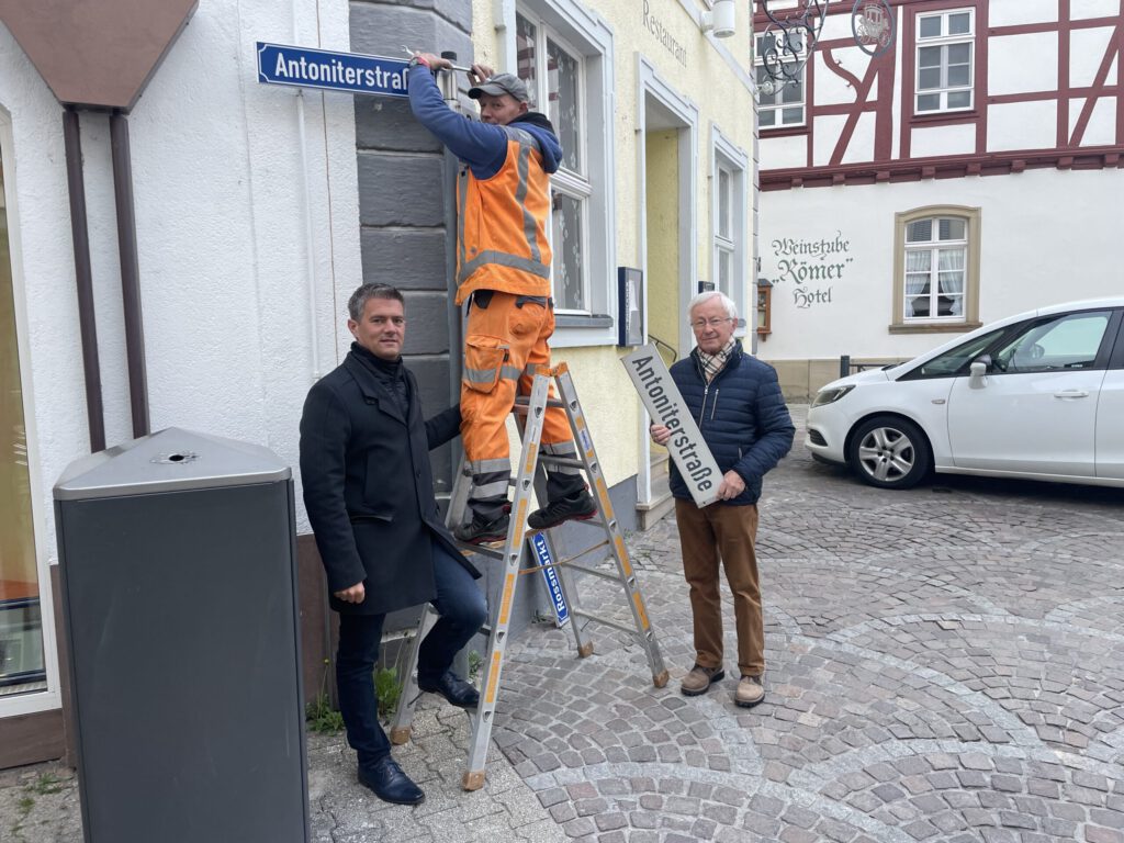 Neue blaue Straßenschilder für Alzey